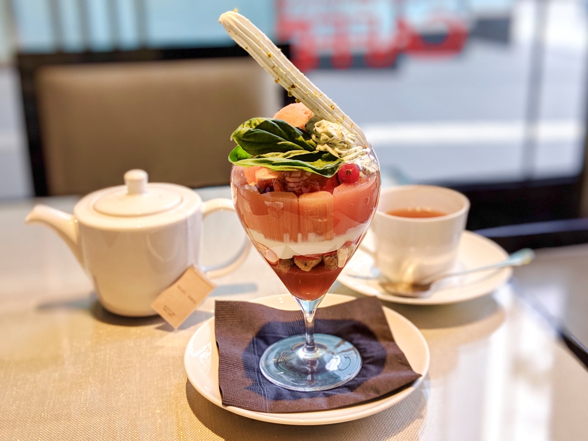 話題の月替わりパフェ！有名ハイブランドが手がけるカフェで優雅なティータイムを