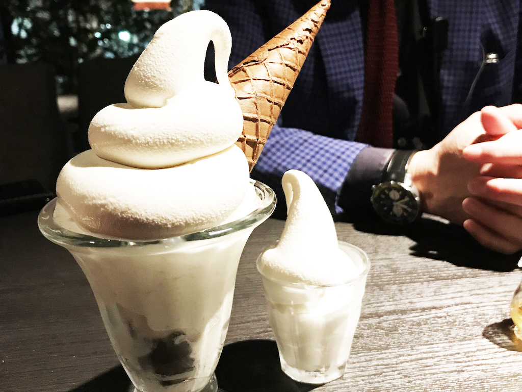 メイプル風味のソフトクリーム　486円（右はミニサイズ）