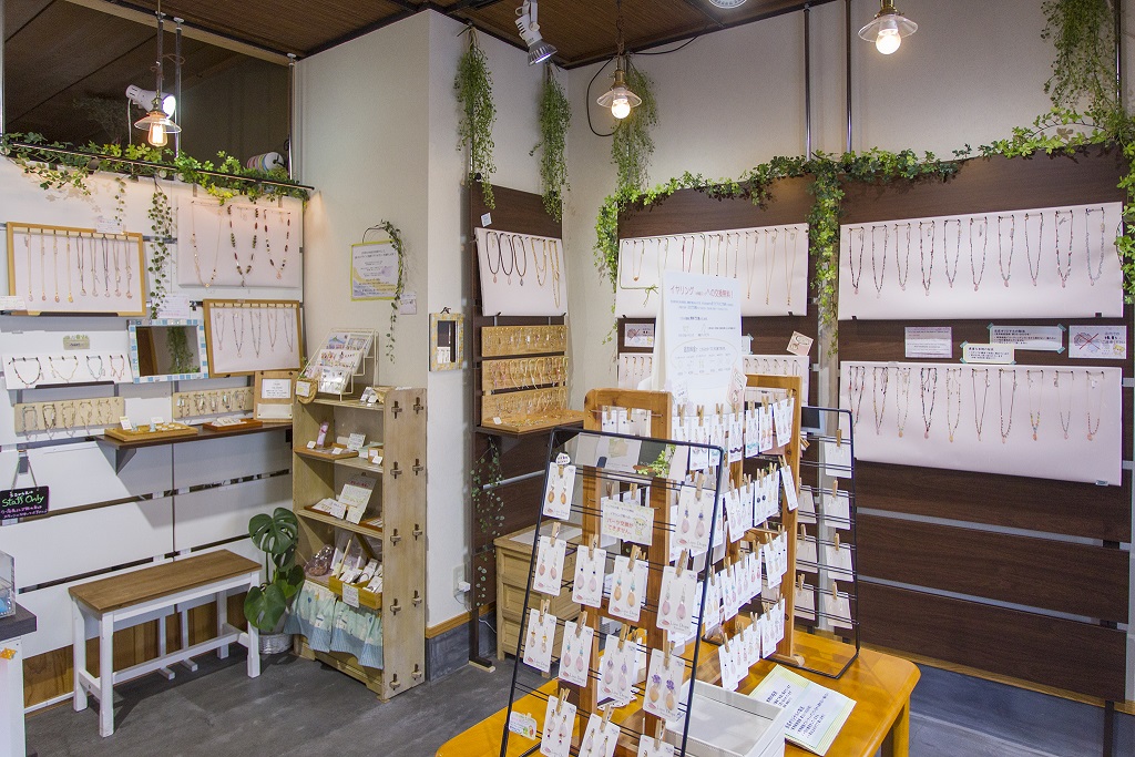 ガラスの引き戸を開けて店内へ