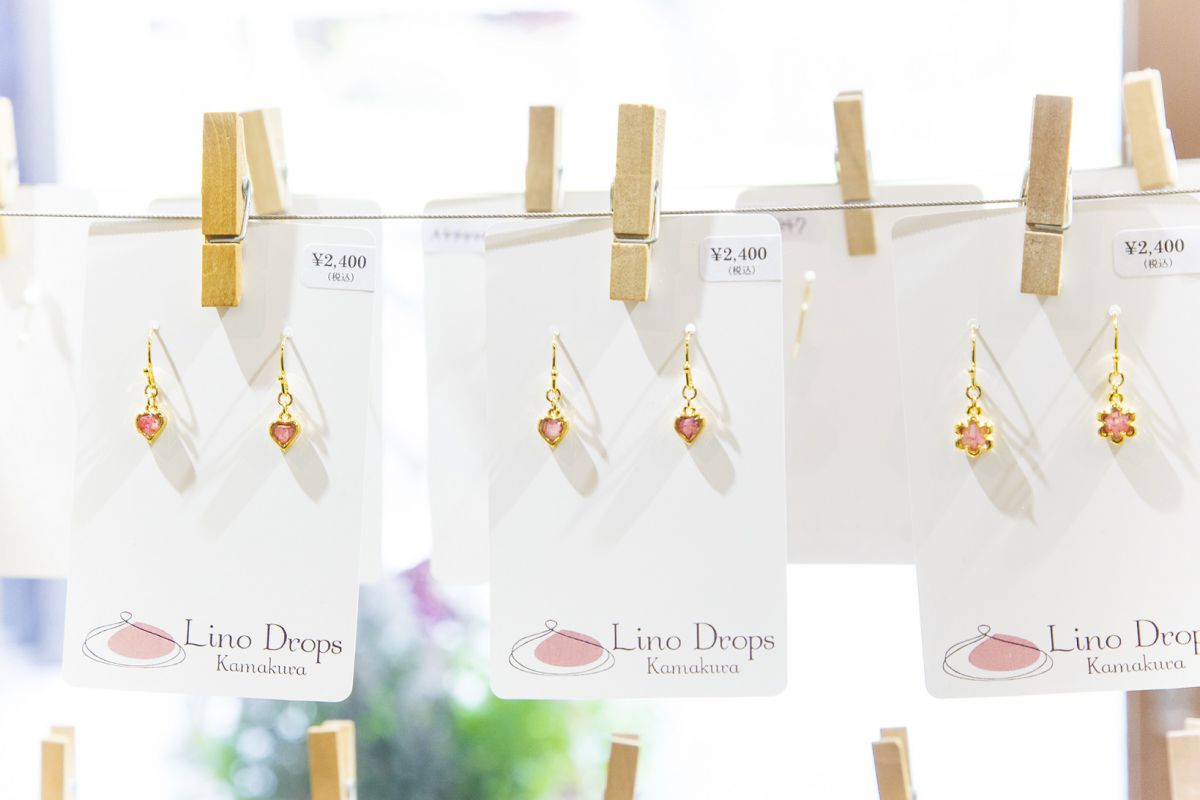 小さなピアスに桜貝5枚分以上の欠片がギュッと凝縮