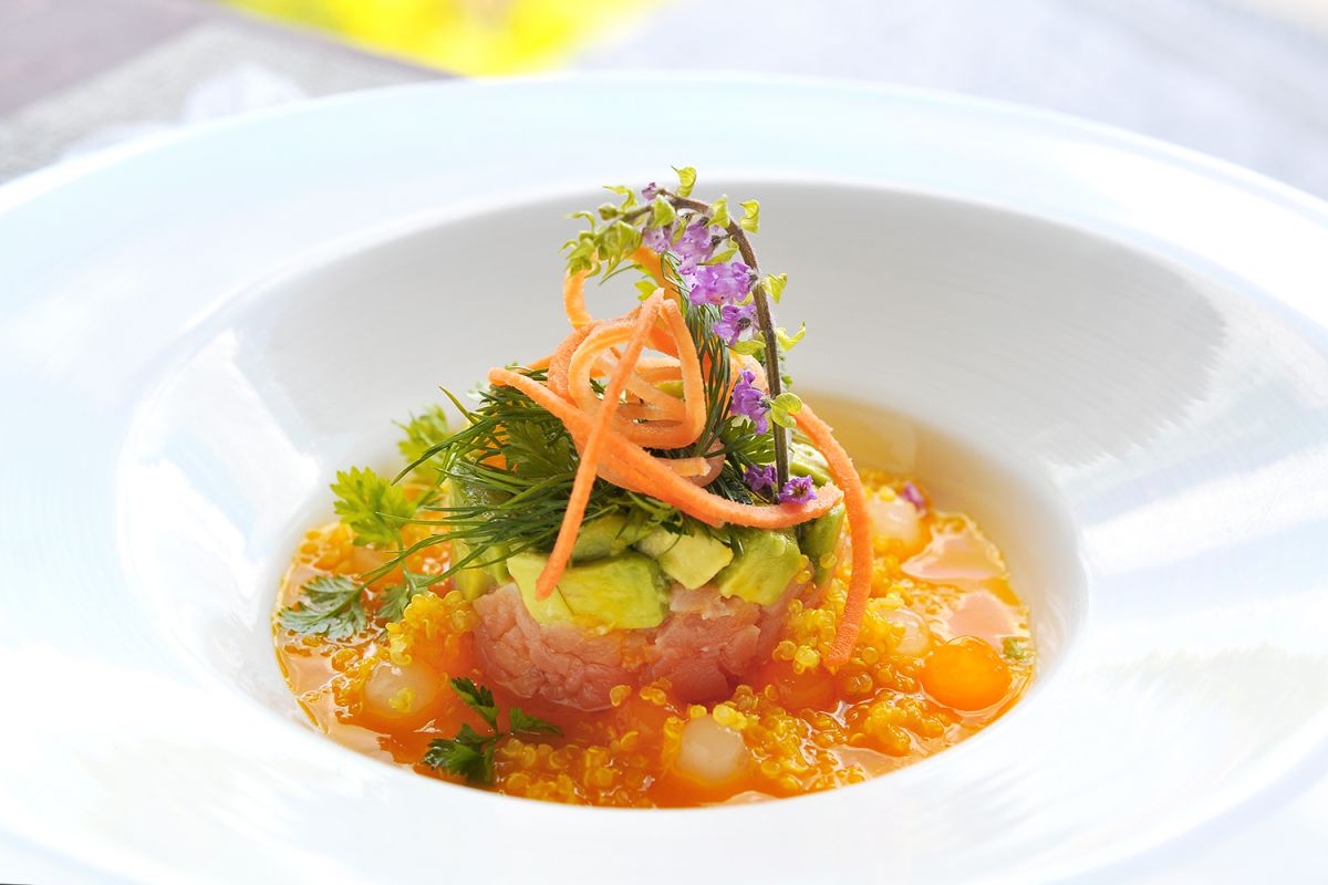 サーモンのタルタル　マンゴーピュレとフヌイユのコンフィ キヌア・インゲン・アボカドのサラダ
