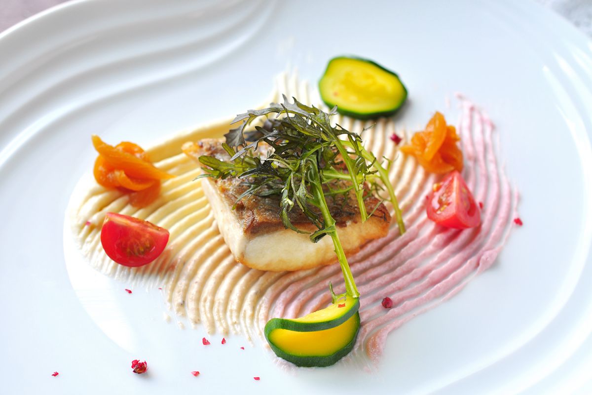 真鯛のポワレ　セミドライトマトとアプリコットのコンディメンツ　パルメザンクリームとタプナード