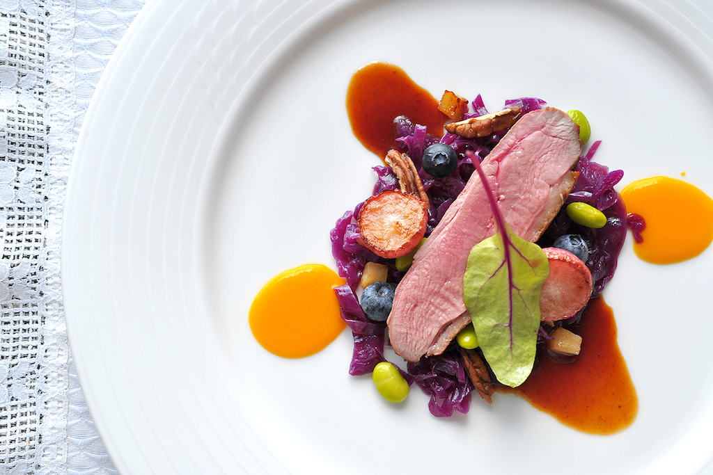 鴨むね肉のロースト　紫キャベツとリンゴのプレゼ　蜂蜜のソース