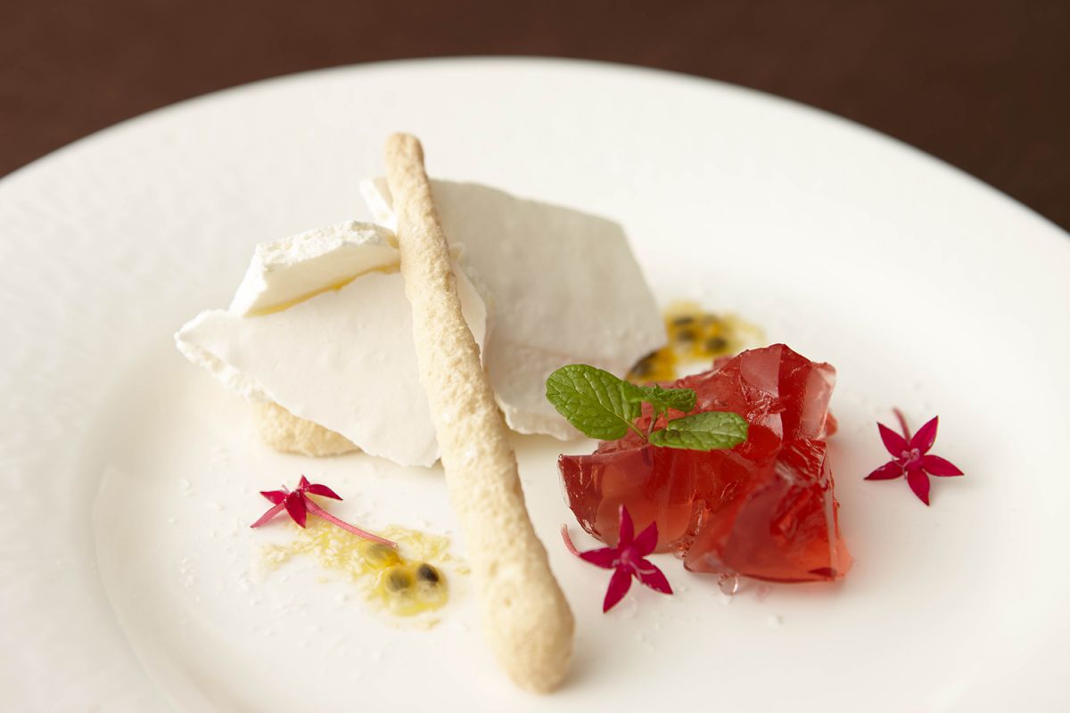 ココナッツのムースとダコワーズ　ハイビスカスのジュレとパッションフルーツ