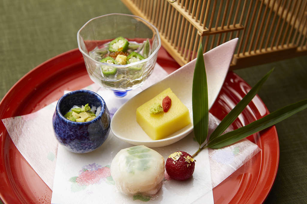 前菜　もろこし豆腐、山桃の蜜煮、手まり寿司、白エビのアボカドがけ、じゅん菜とオクラの酢の物