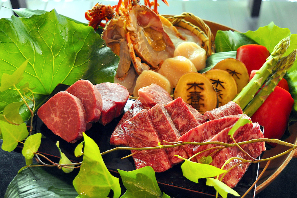 石焼き　黒毛和牛フィレ＆サーロイン、伊勢海老、ホタテ、季節の野菜（３人前）