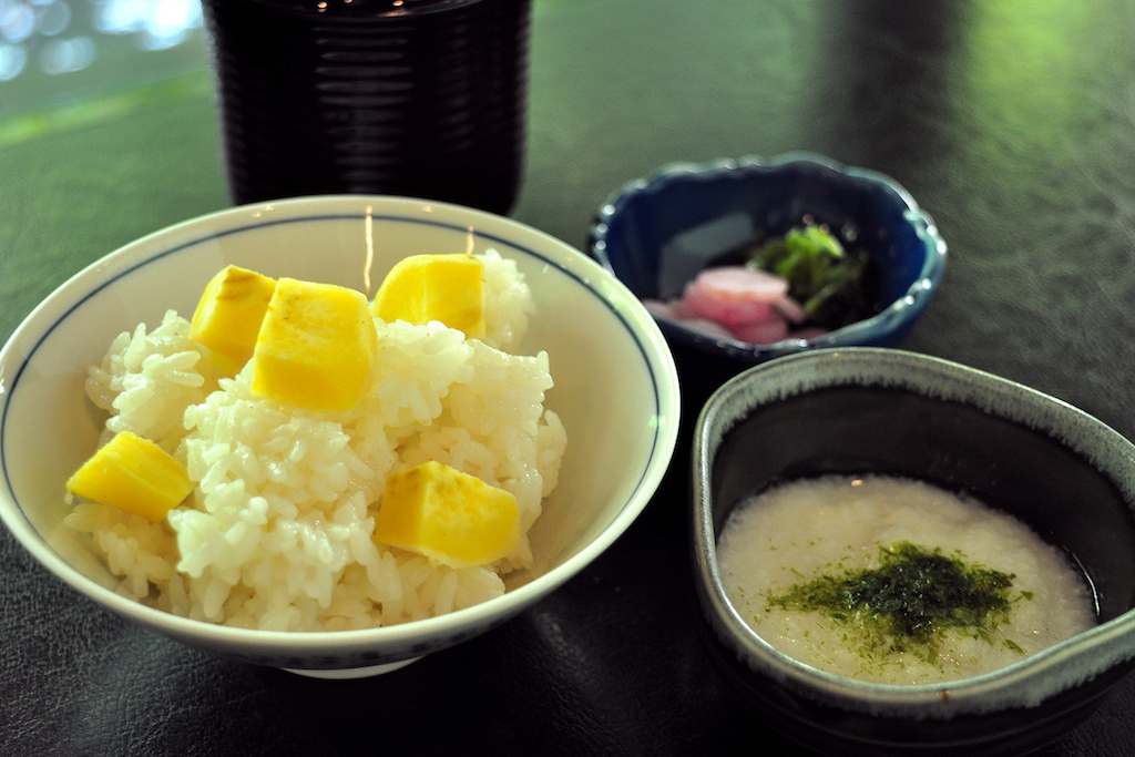 食事　さつまいもご飯