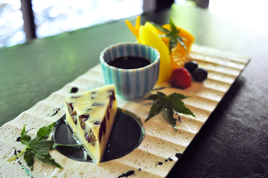甘味　水無月豆腐、季節の果物盛り合わせ
