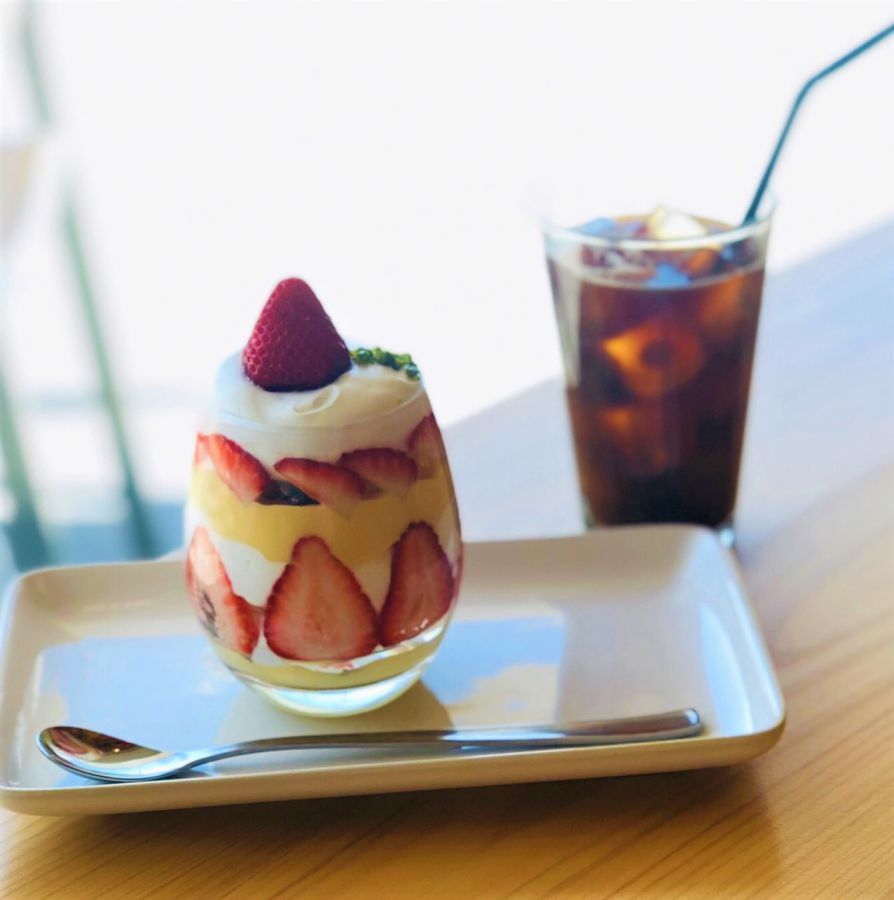 左から、苺のトライフル702円、アイスコーヒー432円