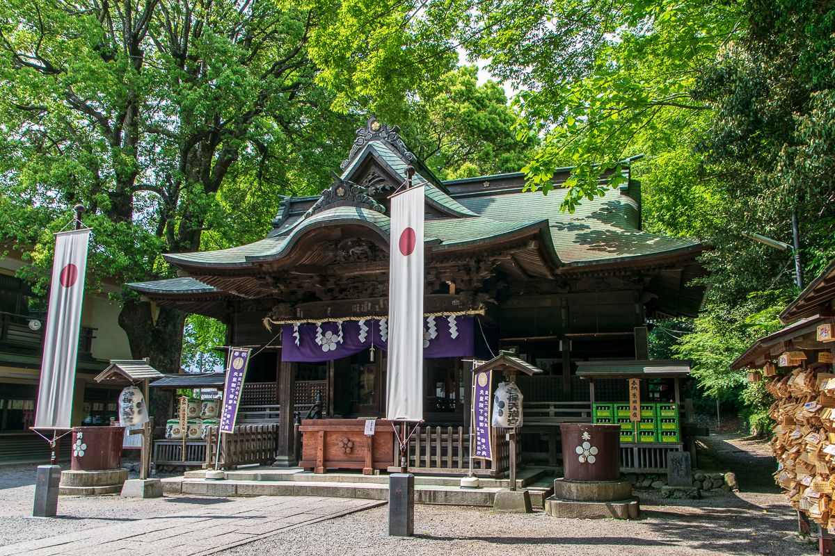 国指定の勅額や市指定の社殿など多くの文化財がある