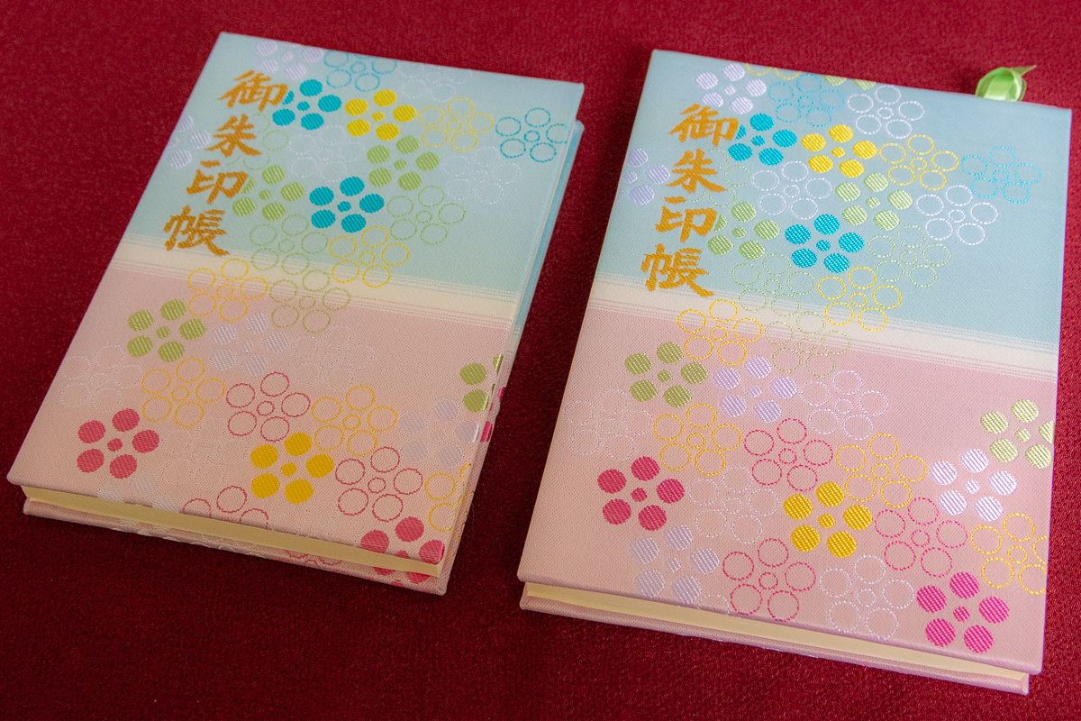 大小2種のサイズのある御朱印帳。一般的なサイズは小ですが、大は御朱印の迫力が違いますね