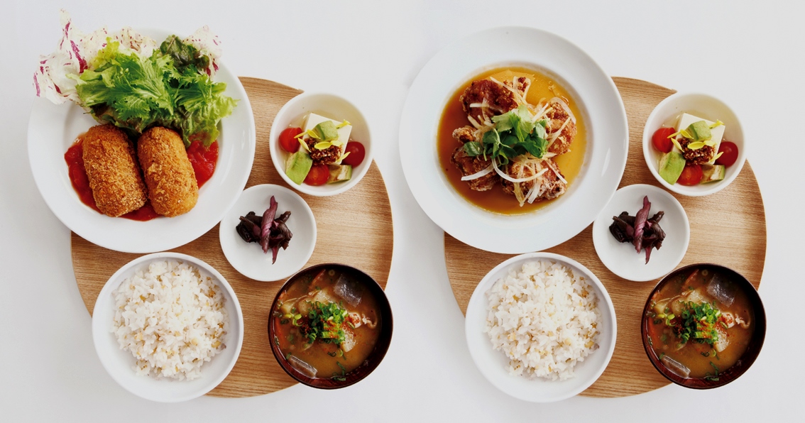 （左）海の幸のクリームコロッケ 1280円　(右)若鶏のスパイシー黒胡椒揚げ　1180円