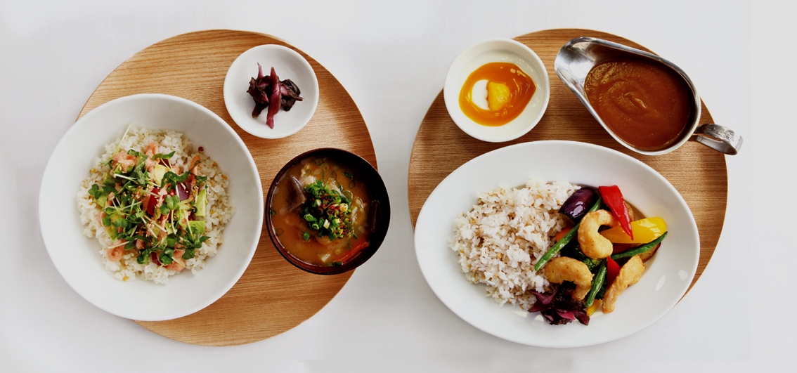 (左)マグロとアボカドの明太子どんぶり1380円　(右)小えびとごろごろ野菜のカレーライス 1280円