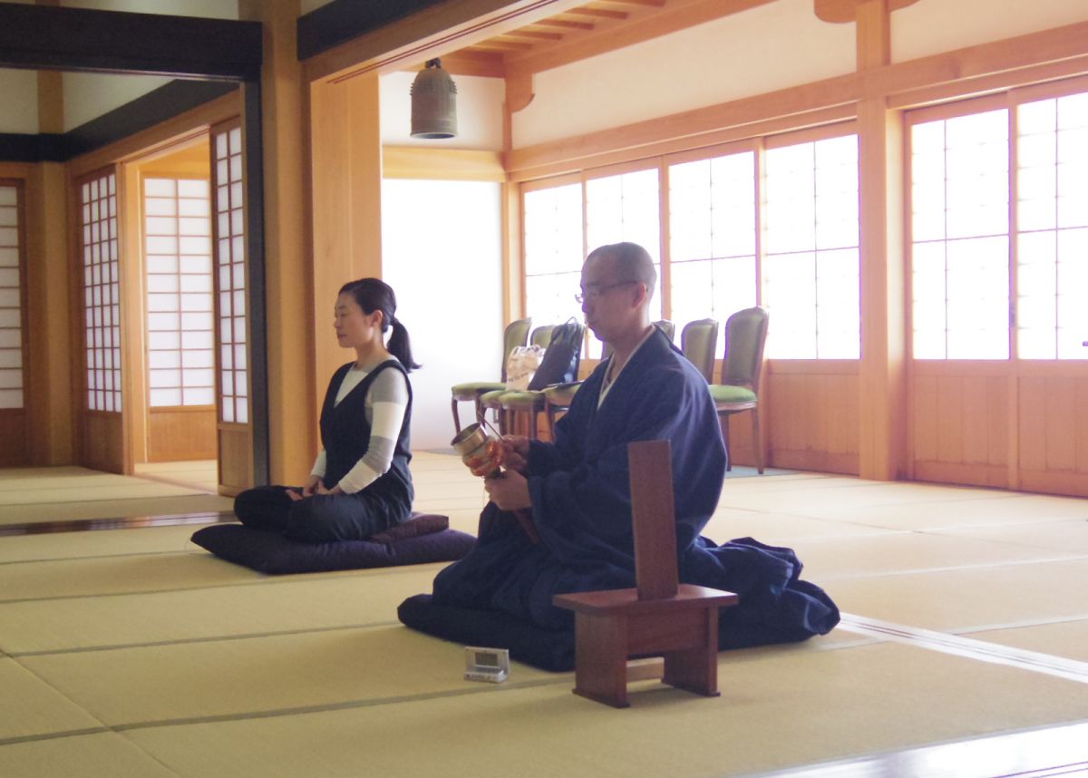 座禅座布団を使うので、長時間足を組んだままでも意外と辛くありません