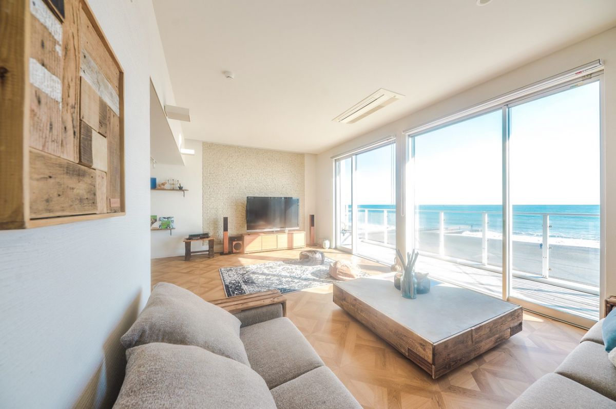 リビングいっぱいに広がる大きな窓と、ビーチを一望するバルコニー／THE HOUSE Chigasaki masterpiece