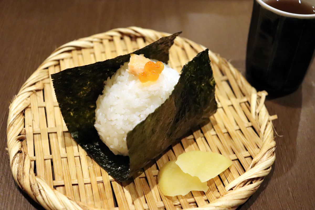 握りたておにぎりが絶品！夜でも定食がある“ごはん専門店”