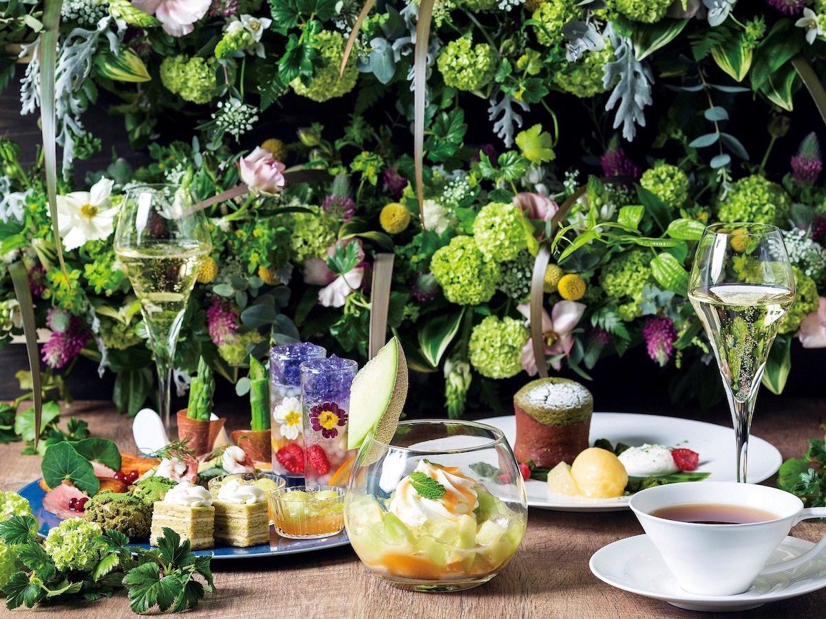 ヨックモック青山のオープンエアのテラス席でくつろぐ極上ティータイム