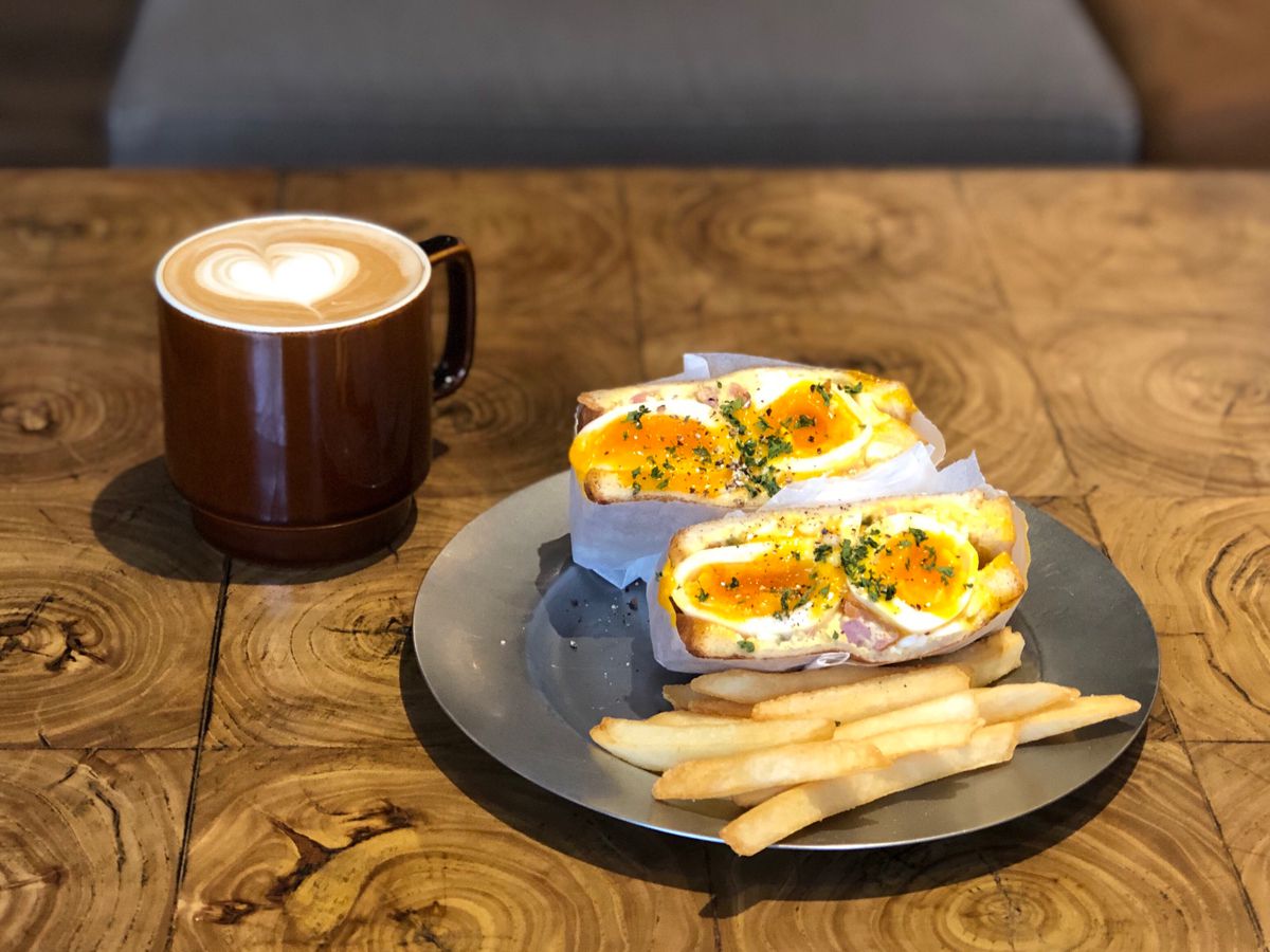 「半熟タマゴのサンドイッチ with フレンチフライ」900円（税抜）