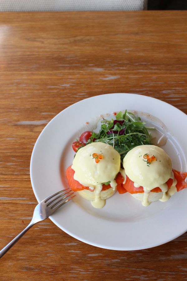 エッグベネディクト サーモンとアボカド1180円