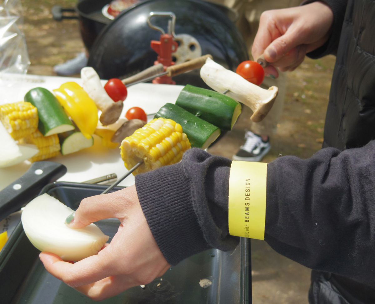 食材プラン（1人2160円）はセットの旬野菜を串に刺す楽しみも。飲み放題プランは1人2160円