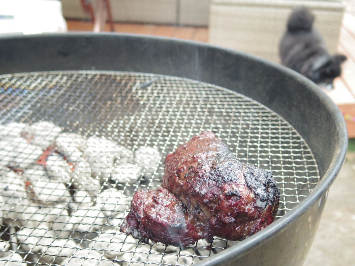 スモークステーキは丸ごと豪快に焼き上げる