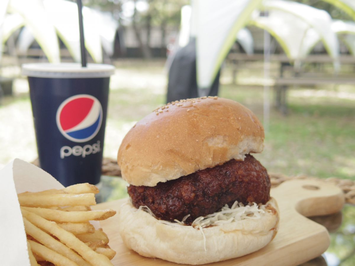 ミンチカツバーガー（864円）、ポテト（200円）、ソフトドリンク（300円）