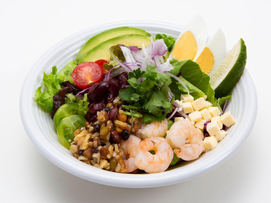 えびとアボカドとゆで卵のコブサラダ