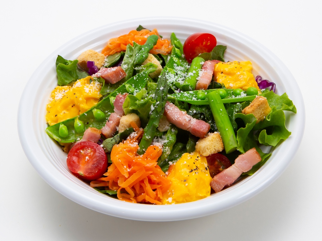 季節野菜ととろっとスクランブルのシーザーサラダ