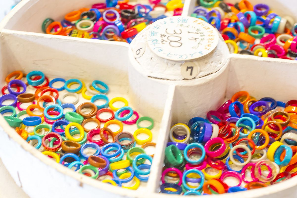 ブレイクの引き金となったカラフルなリング各300円