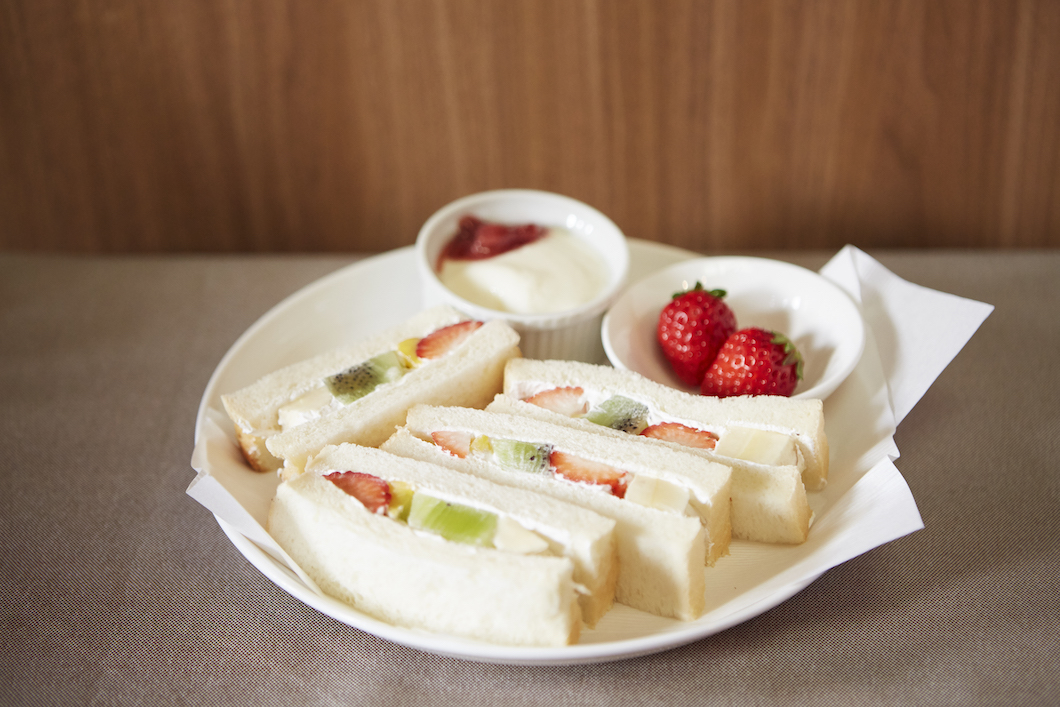 フルーツサンド　880円（ドリンクとセットの場合は150円引）