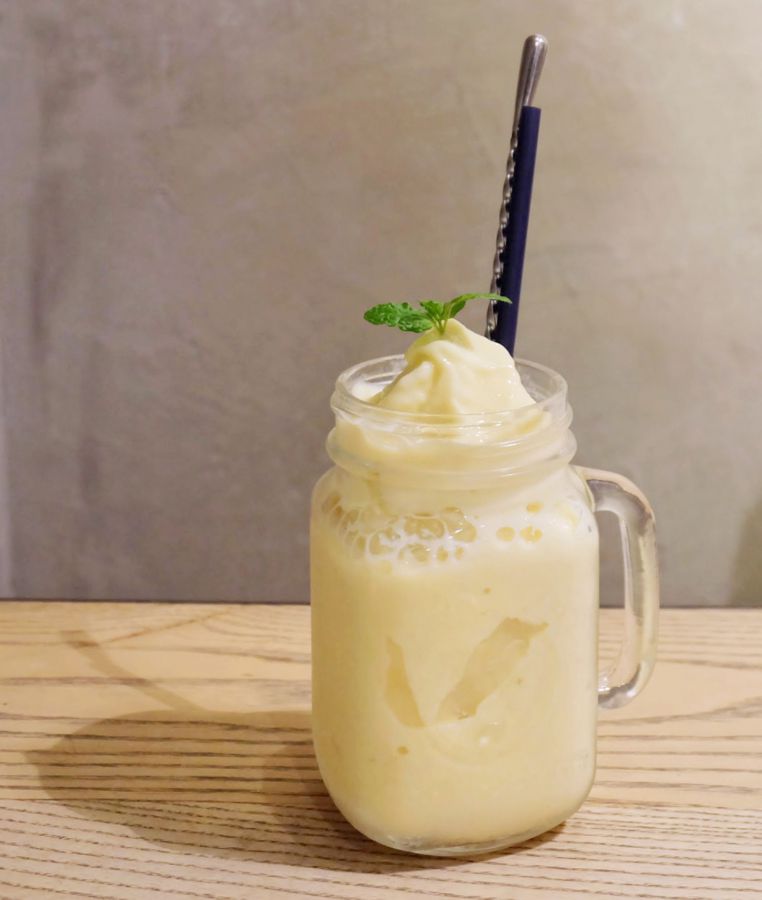 アップルマンゴーハニースムージー 720円（税抜き）