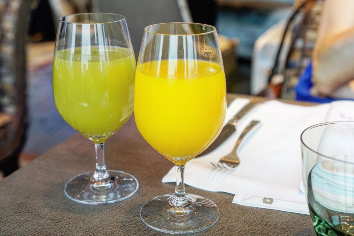 フレッシュメロンジュース（左）　1500円、フレッシュオレンジジュース（右）　1200円（いずれも税、サービス料別）