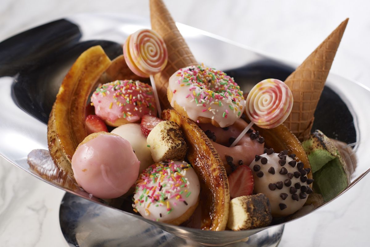 メガドーナツとアイスクリームのボウル