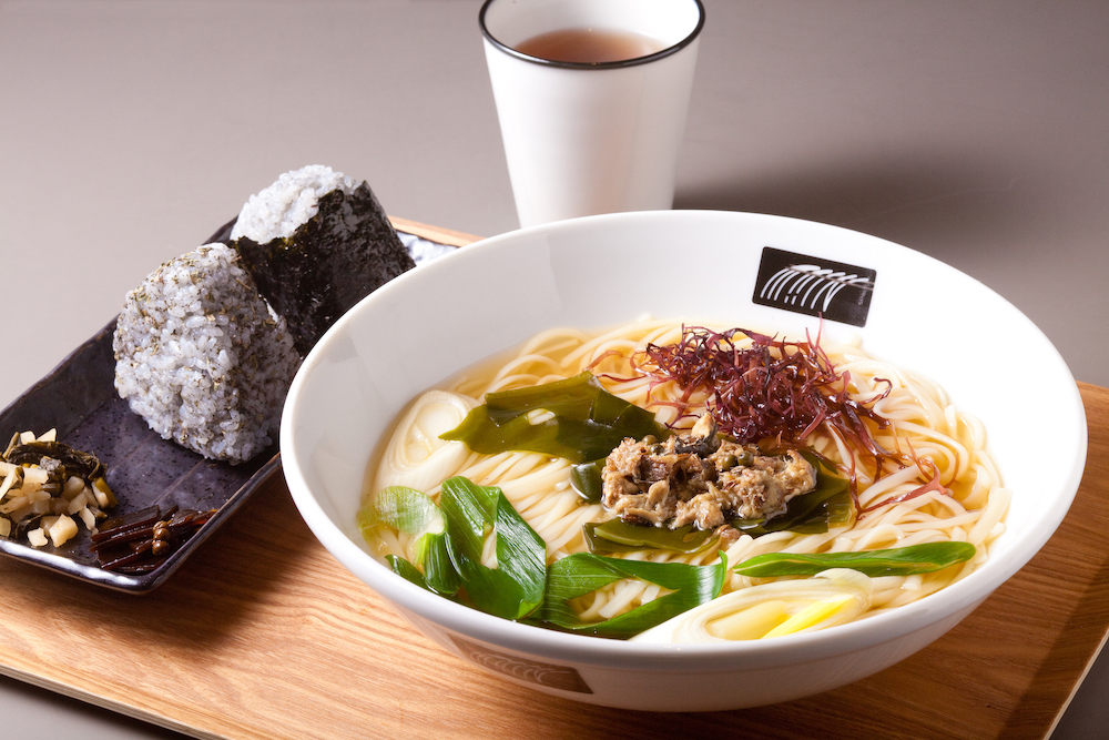 モーニングのうどんセット1000円。うどんは、6種類のスパイスうどんから選べます。※写真はイメージで、モーニングのうどんは量が少なめ