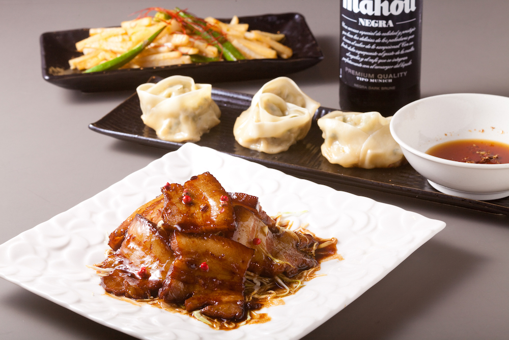 奥からオクラと長芋のゆず胡椒きんぴら550円、フラワー餃子500円、三喜飯店直伝トンポーロー800円