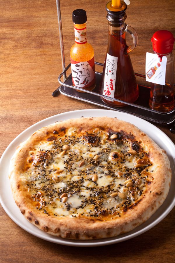 テーブルの上には“ごまスコ（ごまのタバスコ）、“ごまラー油”“白ごま油”が備え付けてあり、自由に使えます。