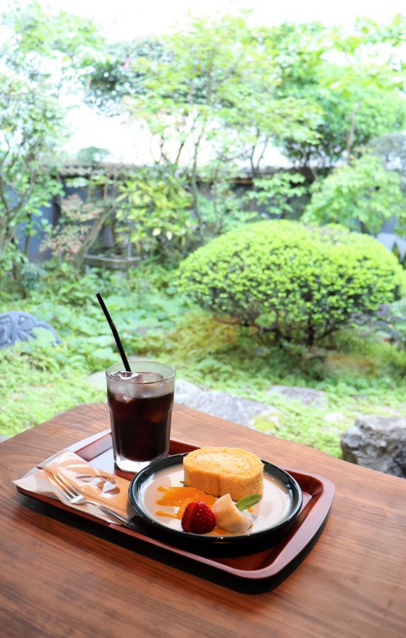 アイスコーヒー450円、みかんの米粉ロール420円