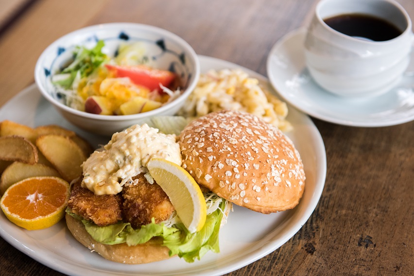 瀬戸内鯛カツバーガー1210円ドリンク付き