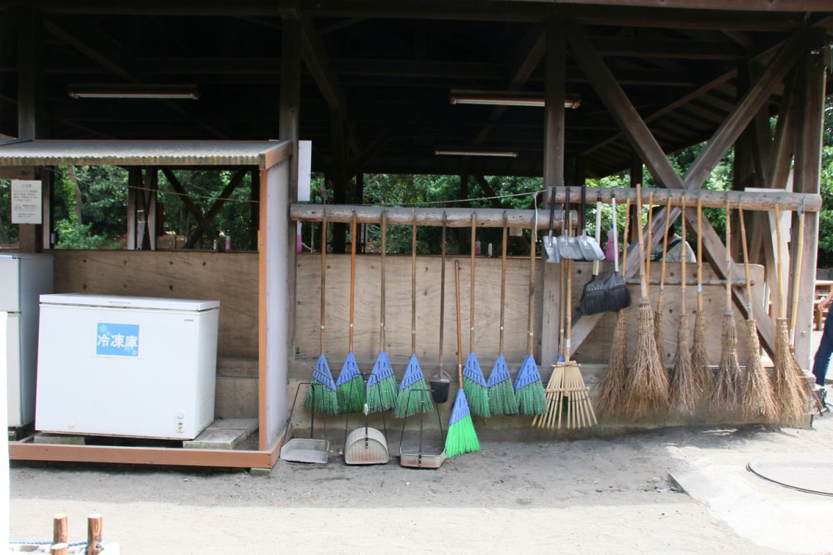 お掃除用具もこのとおりすべてそろっています。そして、冷蔵庫や冷凍庫まで設置されているのは素晴らしい！