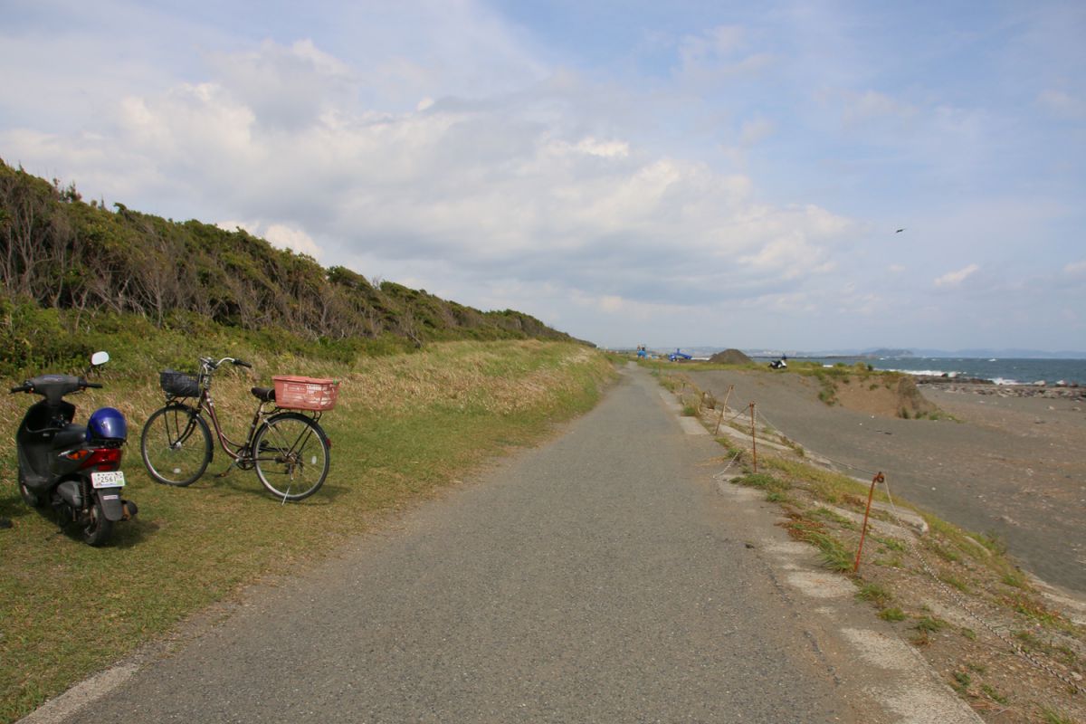 "江ノ島まで続くサイクリングロード。このあたりの海岸は週末でも静かです！