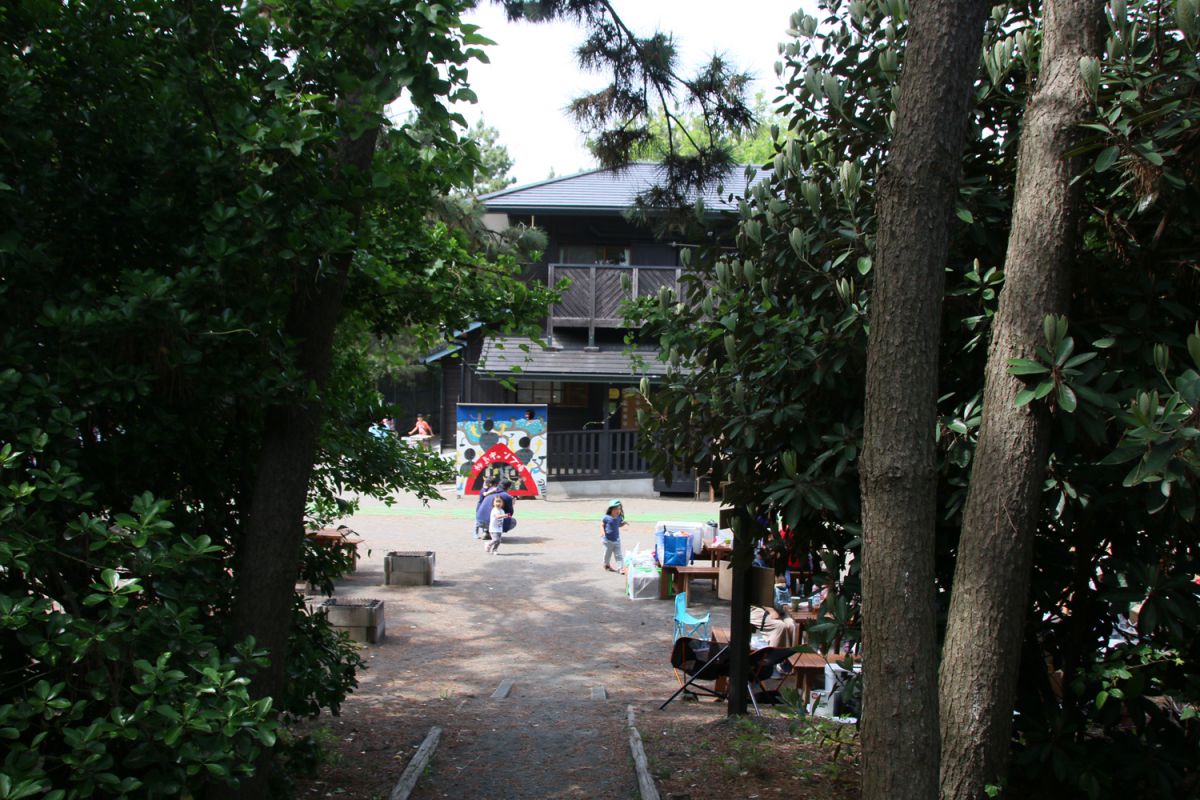 緑の小道を抜けるとすぐにビーチが広がります！