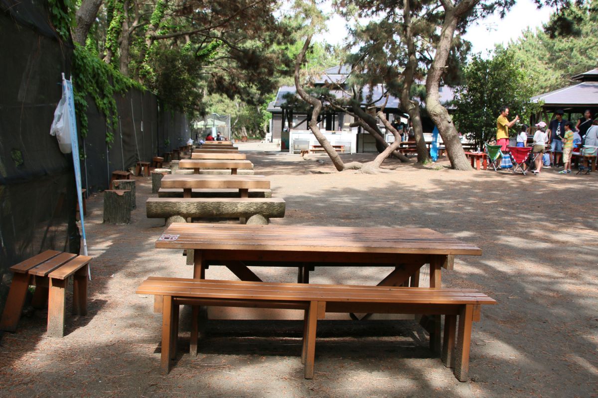 ベンチやテーブルが設置されているのも便利なポイントです