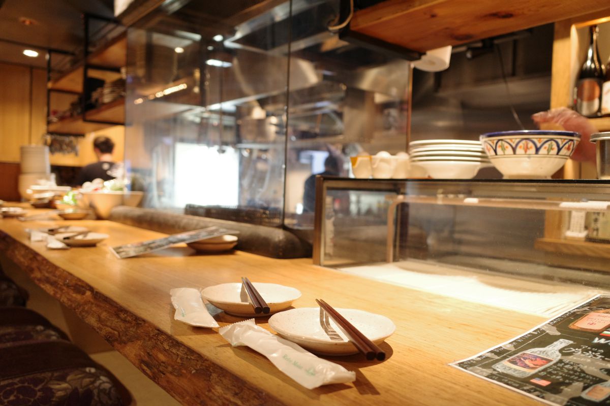 炎に包まれた地鶏が名物!? “看板のない”六本木の隠れ家居酒屋で大人デート