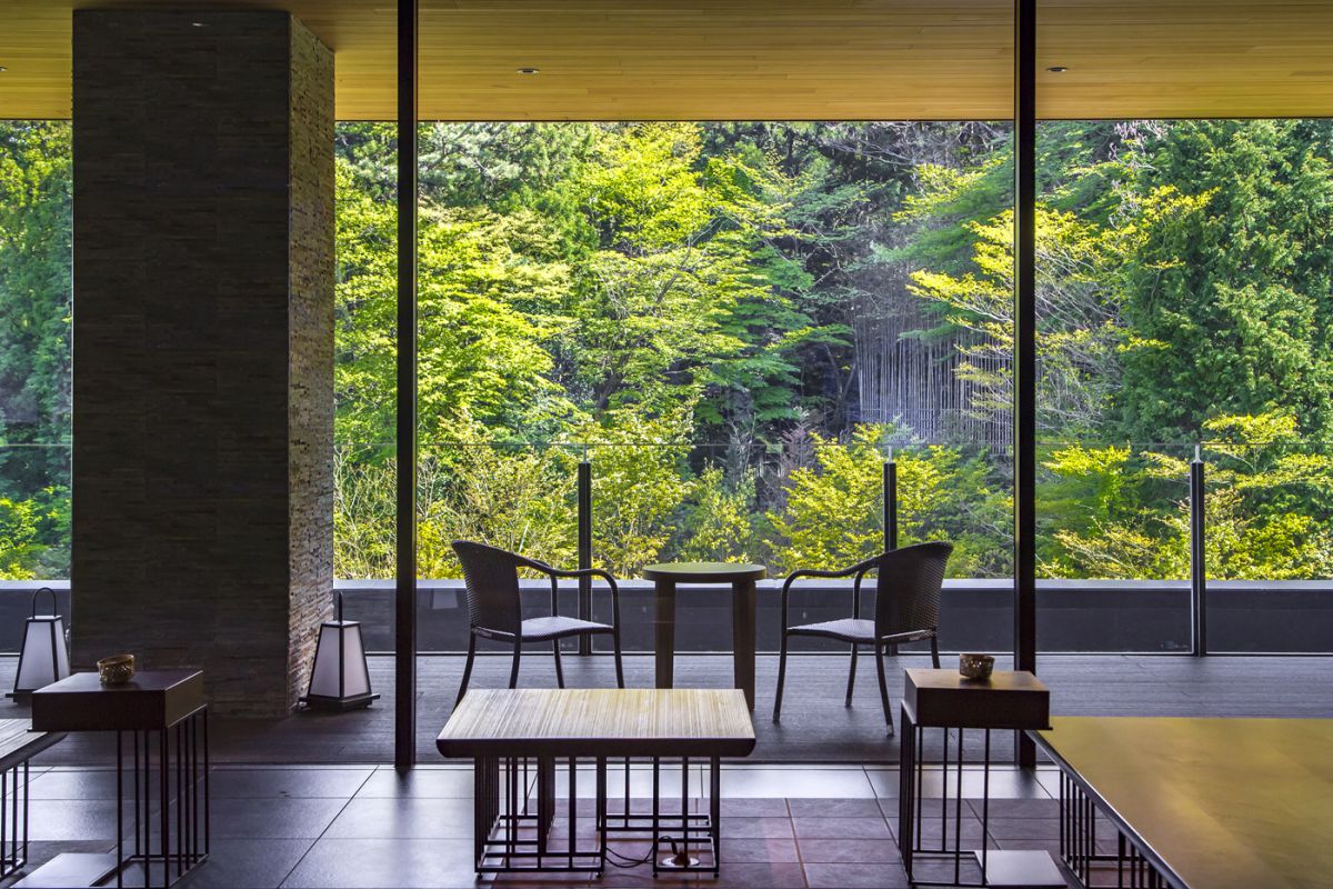 新緑が眩しいロビー空間。ここから極上の温泉ステイがはじまります！／箱根小涌園 天悠