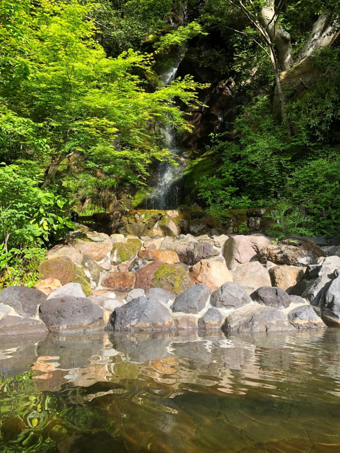 マイナスイオンに包まれ、森林浴を楽しみながらの温泉も最高です！