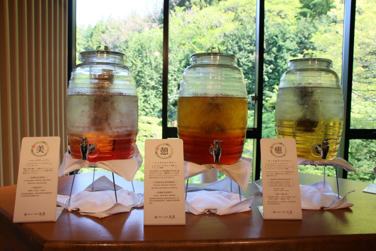 ハーブや柑橘類が入ったデトックスウォーターが用意されているのもうれしい心配り