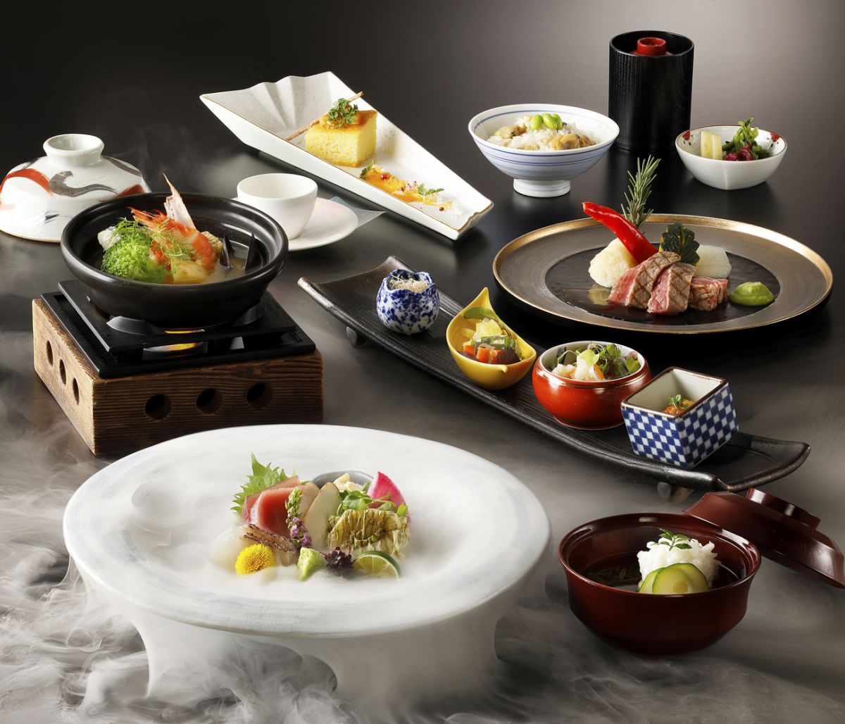 新鮮な魚介類や野菜、お肉まで美しい料理が並びます／箱根小涌園 天悠