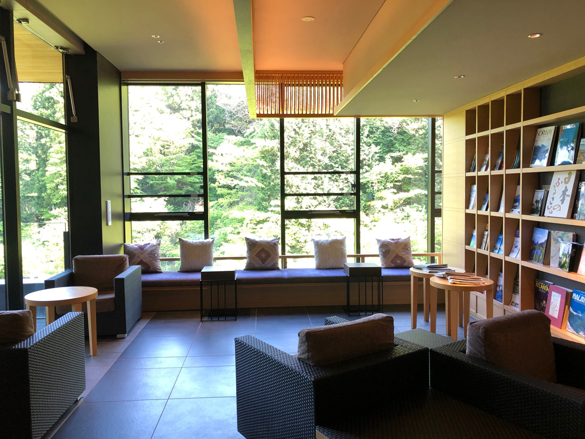 心地よい光が差し込むロビーには自由にコーヒーや飲み物を飲みながらくつろげるライブラリースペースも