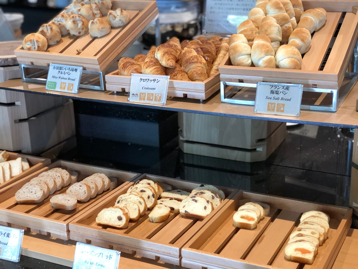 とにかくメニューの種類が豊富な朝食ビュッフェ。手作りパンだけでもこんなにたくさん！