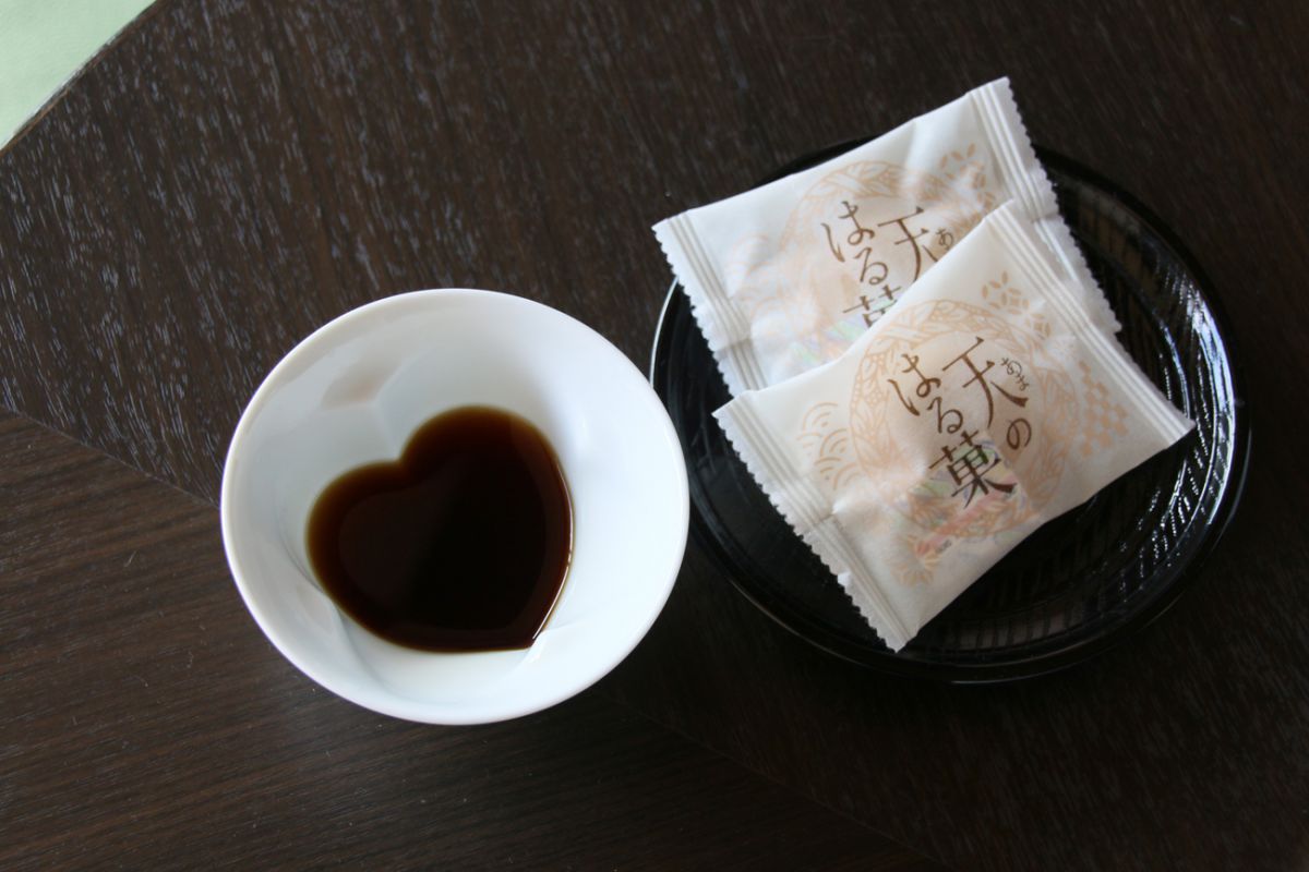 客室に用意されたカップはこっそりハート型モチーフ。お茶うけのお菓子も美味